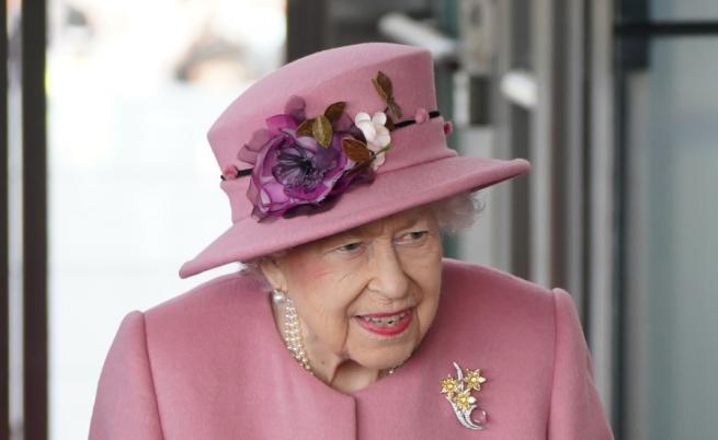 Как кралица Елизабет II пие чая си