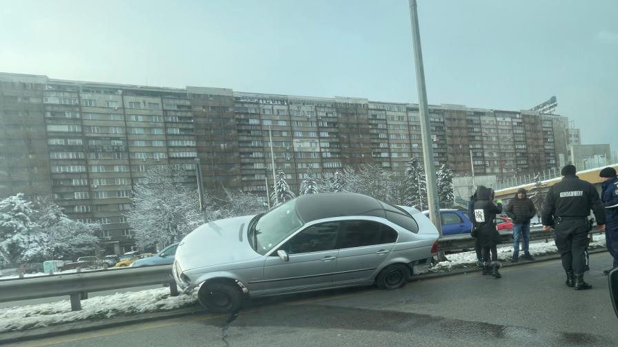 Кола се качи на мантинела на "Цариградско шосе" в София