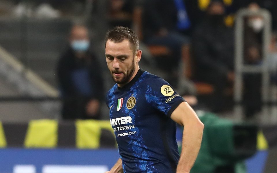 Централният защитник на Интер Стефан де Фрай трябва да се