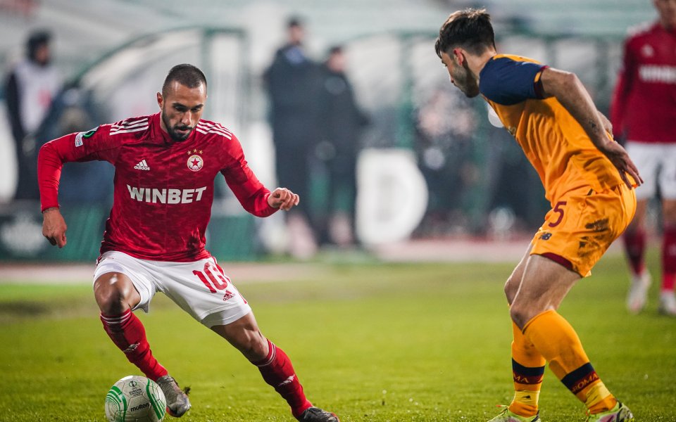 Болки в аддукторите е причината за смяната на крилото на