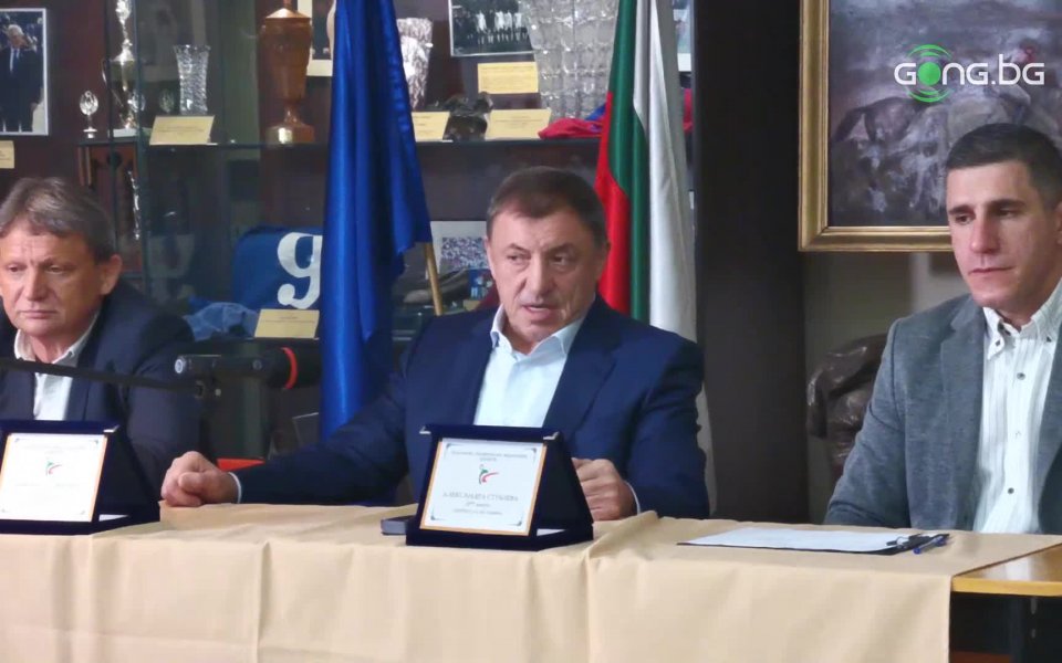 Ранена е жената, с която той се разхождал, когато е