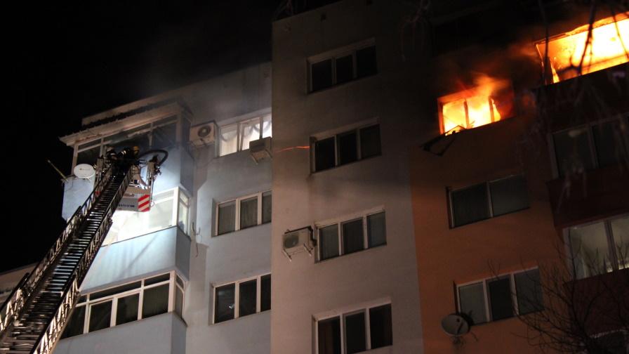 Пожар в жилищен блок в Благоевград, има жертви и ранени