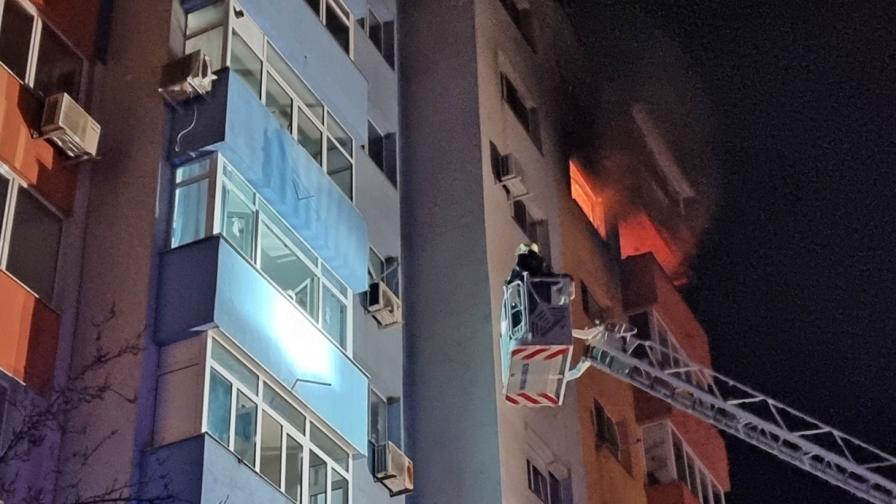 Хората от опожарения блок в Благоевград търсят помощ
