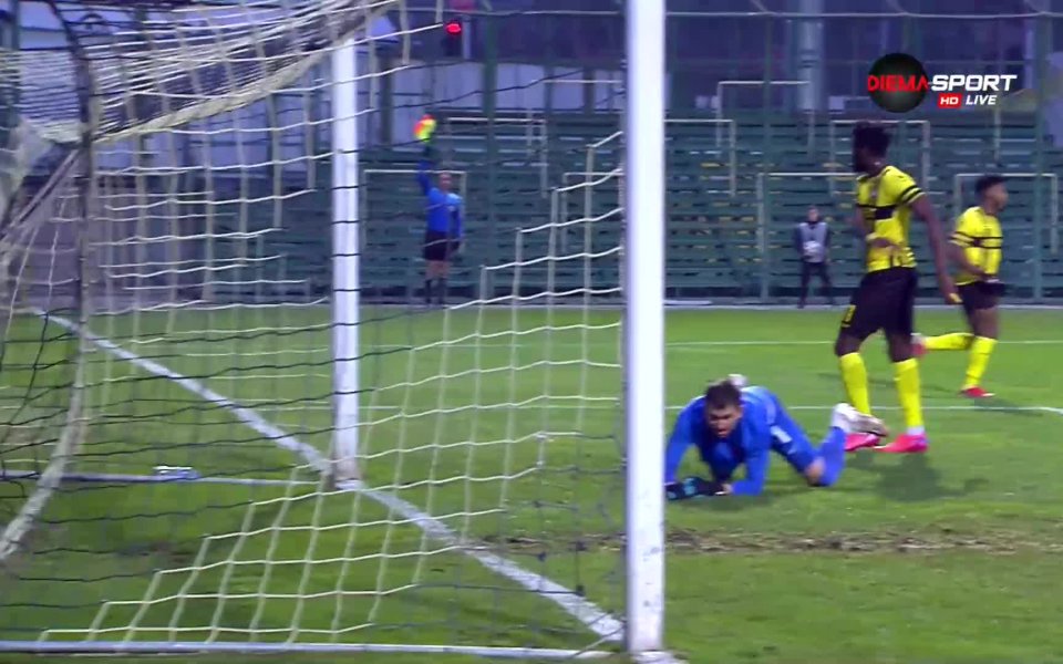 В 14-ата минута след хубаво разиграване от ъглов удар между
