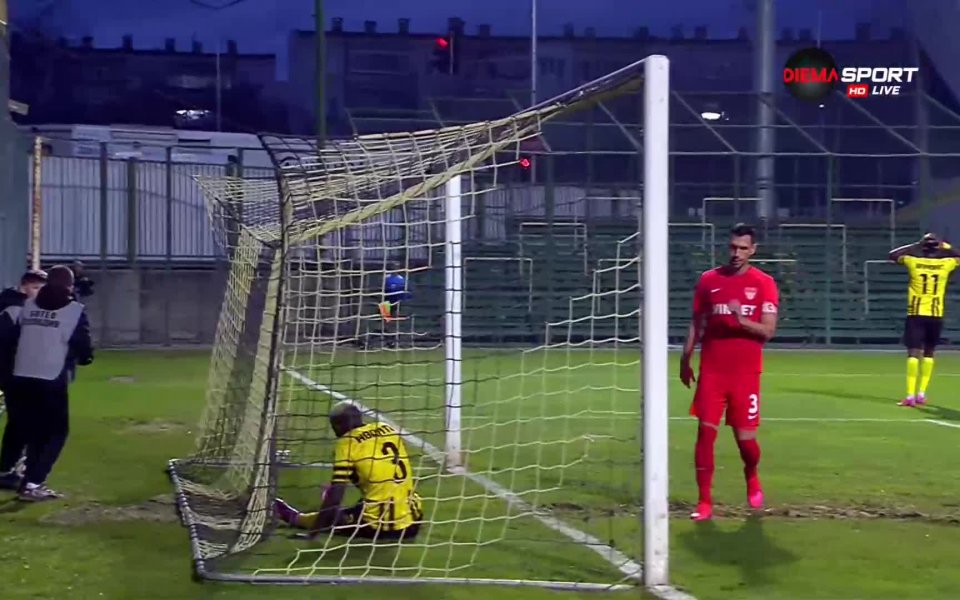 В 28-ата минута след извеждащ пас на Тодор Неделев към