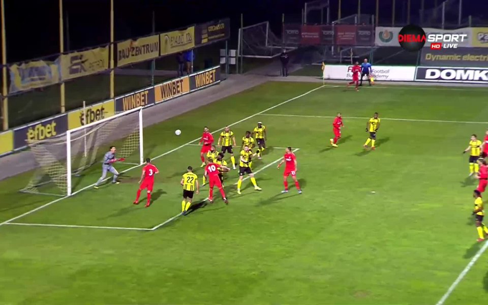 В 44-ата минута след изпълнение на ъглов удар от страна