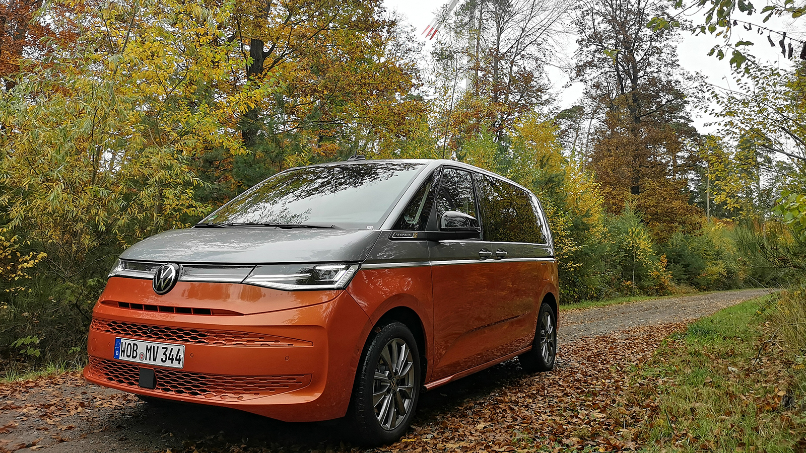 Тестваме най-модерния офис на колела: VW Multivan T7