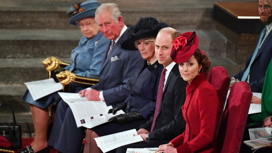 Кралица Елизабет II, принц Чарлз, херцогиня Камила, принц Уилям и херцогиня Катрин