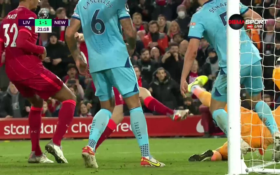 В 21-ата минута Ливърпул изравни резултата, макар да имаше двама