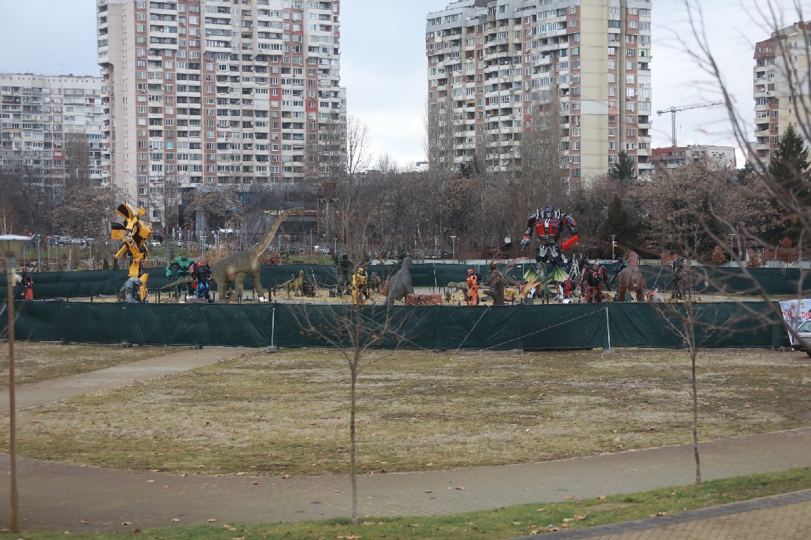 <p>Динозаври и роботи се настаниха в парк &quot;Възраждане&quot; в София</p>