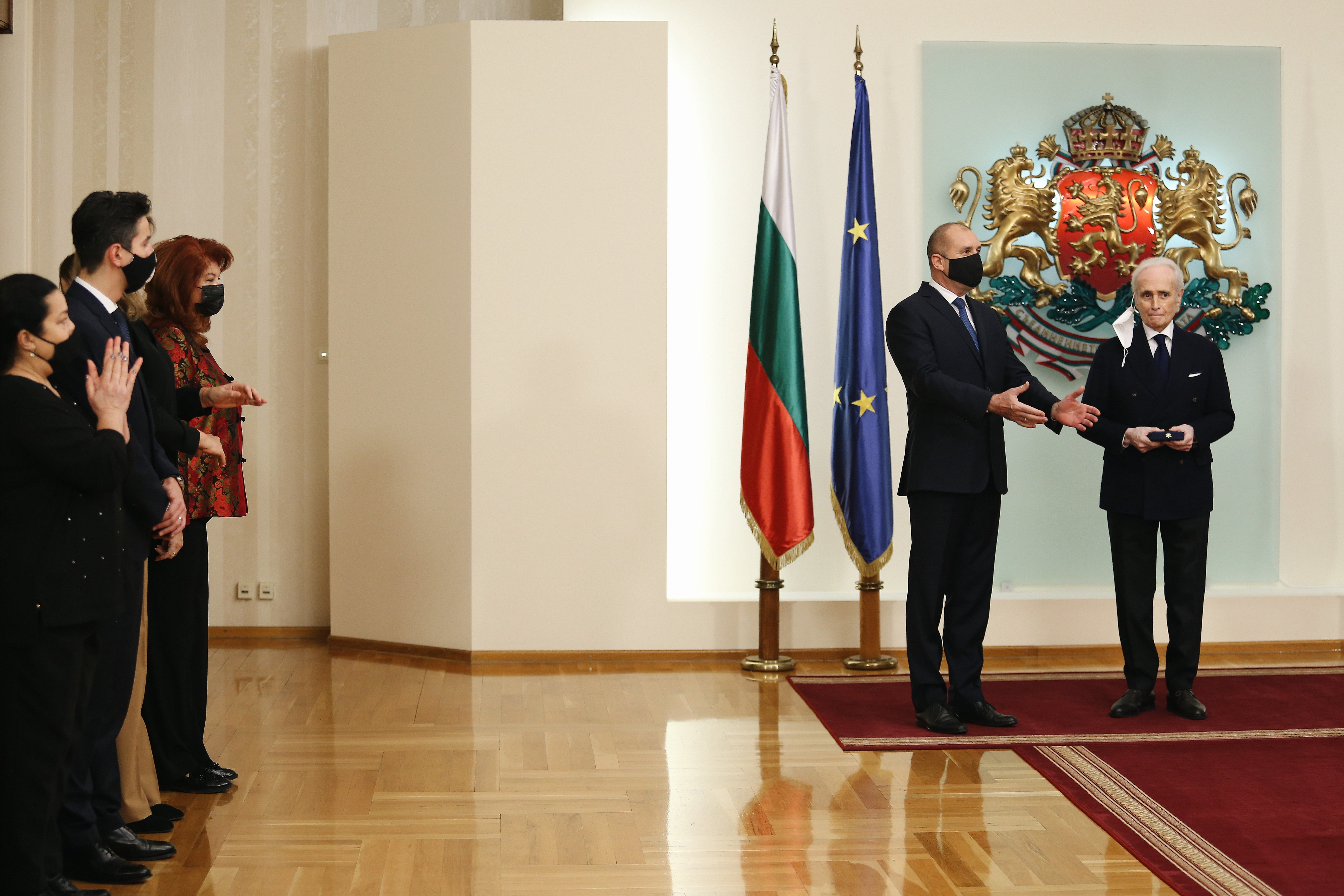<p>Президентът удостои с Почетния знак на Република България Хосе Карерас</p>