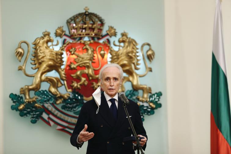 Президентът удостои с Почетния знак на Република България Хосе Карерас