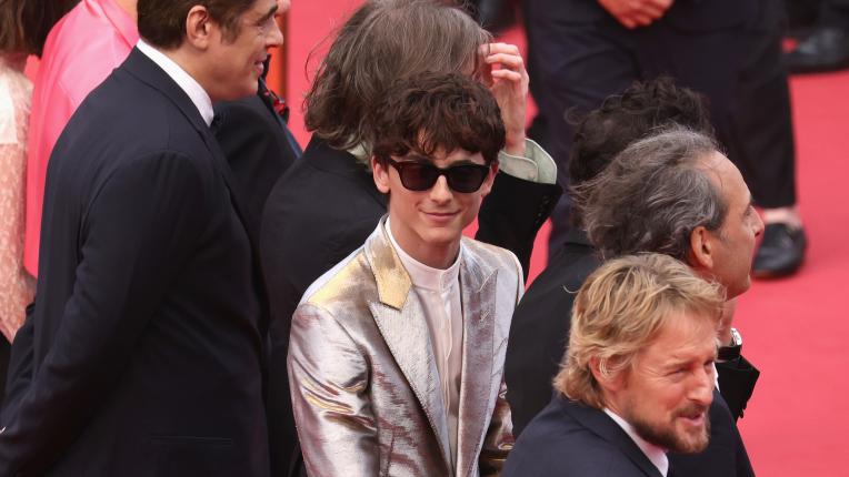  Тимъти Шаламе и две светли визии от дрешника му 