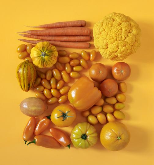 <p><strong>Оранжеви и жълти плодове и зеленчуци</strong></p>

<p>Оранжевите и жълтите плодове и зеленчуци са пълни с хранителни вещества, за които е известно, че предпазват нервната система, укрепват здравето на очите и предотвратяват сърдечни заболявания. Освен това те играят важна роля за поддържане на здравето на кожата, укрепване на имунната система и подпомагане изграждането на здрави кости.</p>

<p><strong>Оранжеви и жълти зеленчуци:</strong> моркови, тиква, сладка царевица, сладки картофи, жълта чушка, жълти домати</p>

<p><strong>Оранжеви и жълти плодове:</strong> жълти ябълки, кайсии, портокали, грейпфрут, праскови, манго, папая, круши, ананас</p>