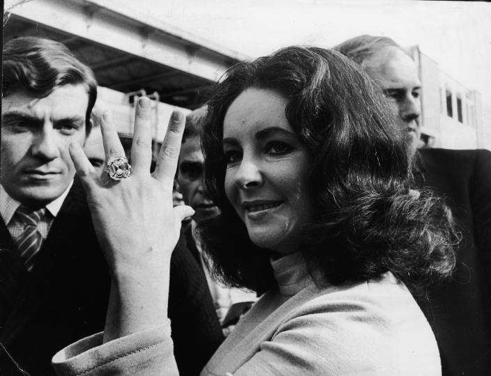 <p><strong>Годежният пръстен на Елизабет Тейлър</strong></p>

<p>Тази филмова звезда се е омъжвала 8 пъти и всеки съпруг сякаш се е опитвал да надмине предишния с размера на годежния пръстен. Актьорът Ричард Бъртън, за когото Тейлър се омъжва и развежда два пъти, ѝ подарява 33-каратов диамантен пръстен.<br />
Смята се, че този диамант е бил фасетиран преди 1920 г. Първата му собственичка е Вера Круп, но през 1959 г. ранчото ѝ е ограбено и, разбира се, вземат огромния диамантен пръстен. Загубеният пръстен е намерен по-късно и бижуто е върнато на собственичката. След този инцидент Вера винаги държи пръстена закачен на сутиена си.</p>

<p>След смъртта на Круп пръстенът е обявен на търг и е купен от Ричард Бъртън за 305 000 долара. Тейлър показваше великолепния пръстен навсякъде, където отиде. След смъртта ѝ пръстенът е наречен на нейно име и е продаден за 8,8 милиона долара.</p>