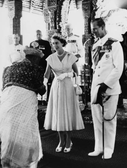 <p><strong>Годежният пръстен на кралица Елизабет</strong></p>

<p>Принц Филип предлага брак на Елизабет II през 1946 г. и тя все още носи пръстена. Историята му е единствена по рода си. Знаейки за намерението на сина си да се ожени, майката на Филип - Алис, му подарява своята диадема, която пък от своя страна, е била подарена на нея за сватбата ѝ. Филип взел от нея диамантите за пръстена, а също така направил и гривна за булката си.</p>
