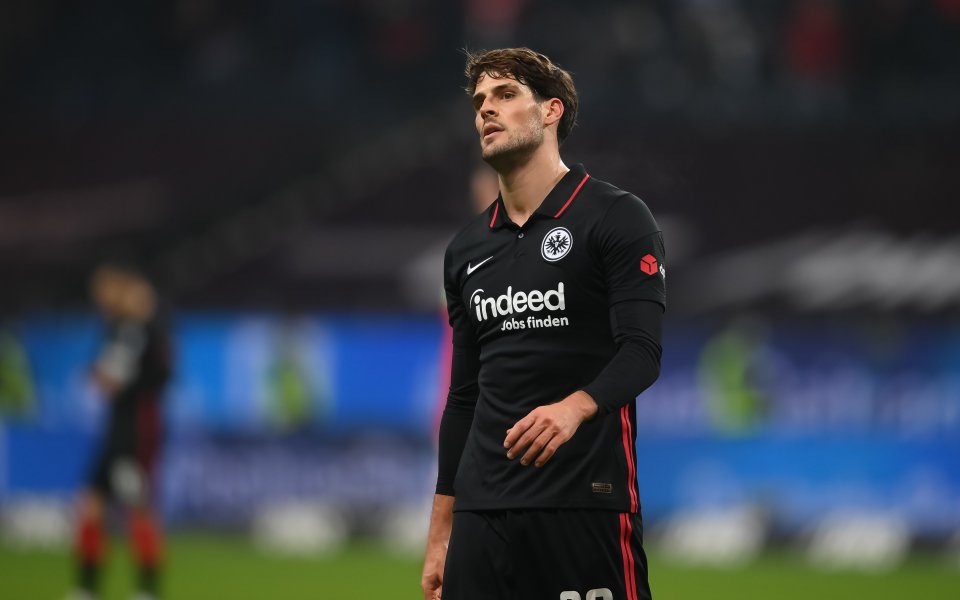 Трима играчи от Айнтранхт Франкфурт са дали положителни тестове за