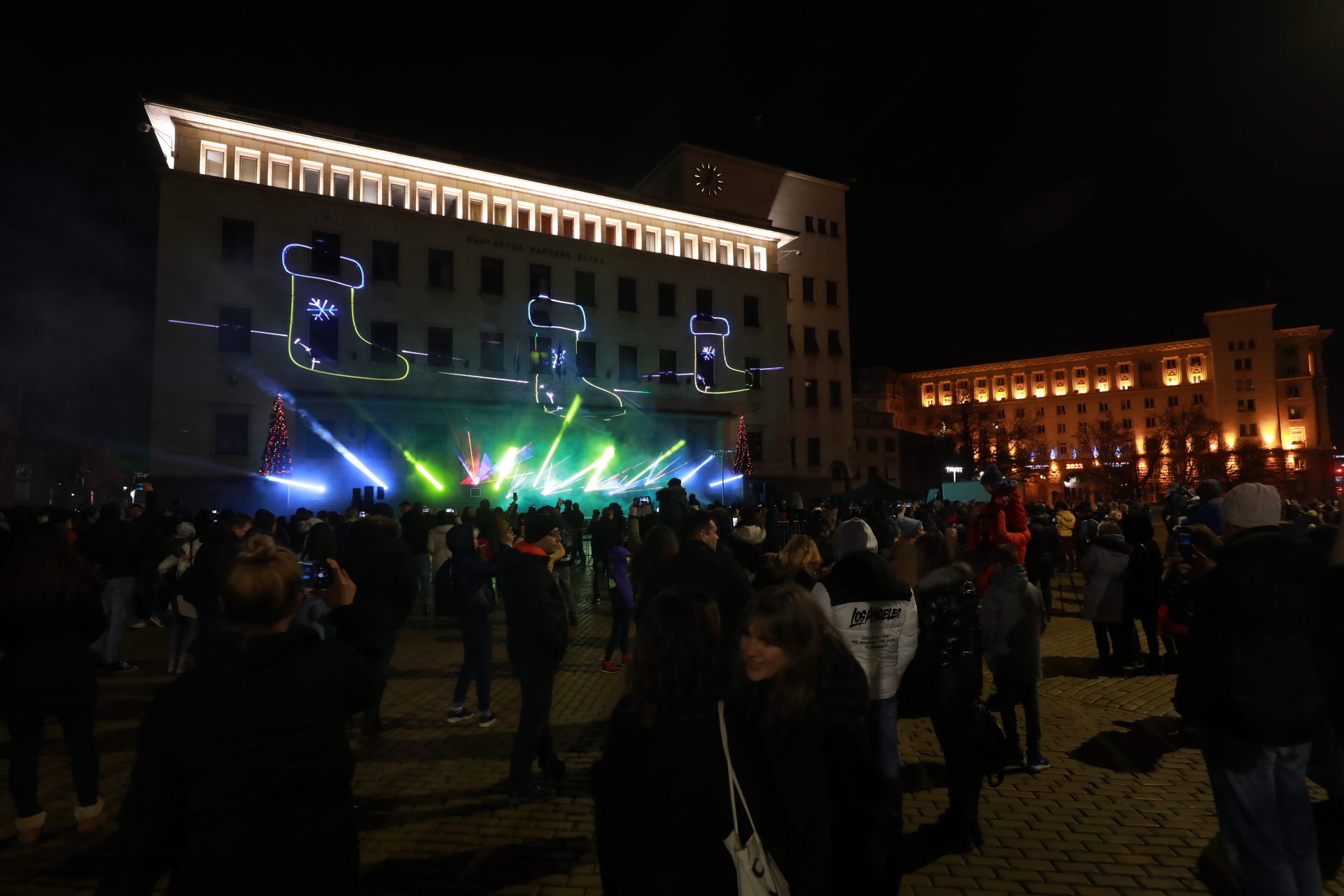 София ще посрещне Новата година без традиционния празничен концерт. Столицата се лиши и от новогодишна заря. 2021 година обаче столичани изпращат с 15-минутно светлинно шоу