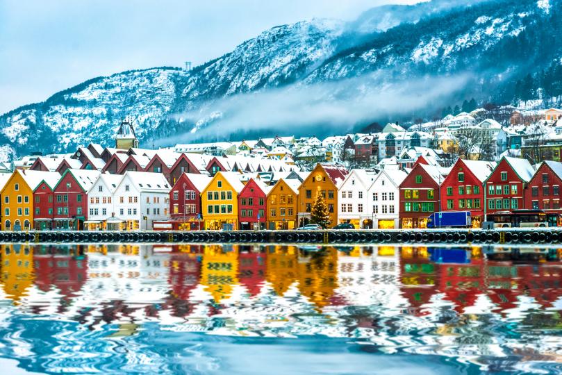 <p><strong>Берген, Норвегия</strong></p>

<p>Берген има всички характеристики на идилично скандинавско село - цветни дървени сгради, живописно пристанище и невероятна гледка към околните фиорди. През зимните месеци можете да се насладите и на Северното сияние.</p>