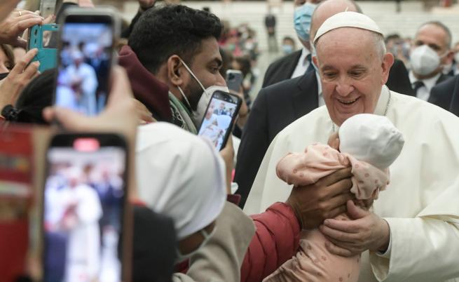 Папа Франциск нападна двойките, които избират да имат домашни любимци вместо деца