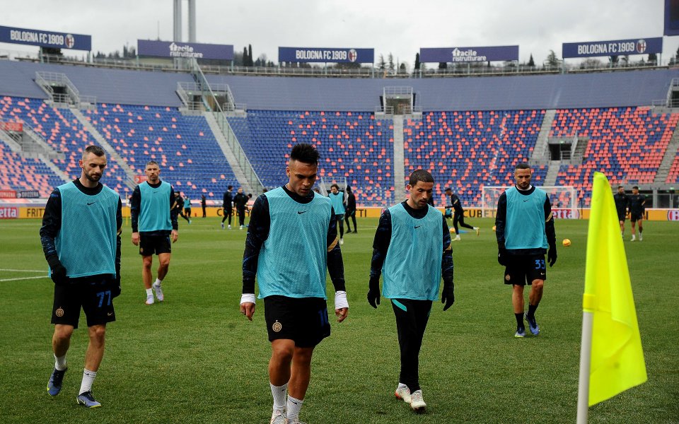 Играчите на Интер загряват на стадион &bdquo;Ренато Дал&rsquo;Ара&ldquo; преди мача