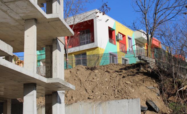 Ето защо се е срутила бетонната ограда на детската градина в Благоевград