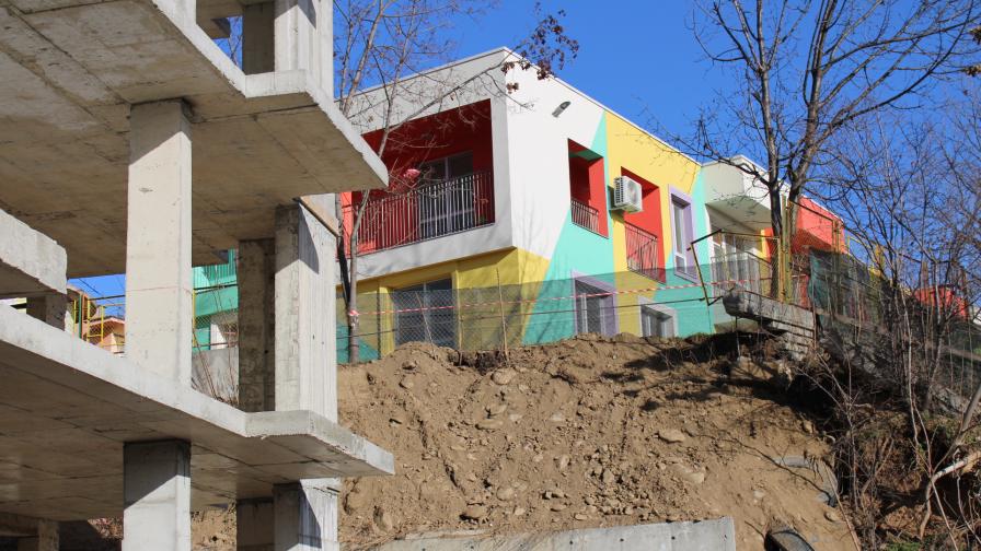 Срути се част от бетонна ограда на детска градина в Благоевград