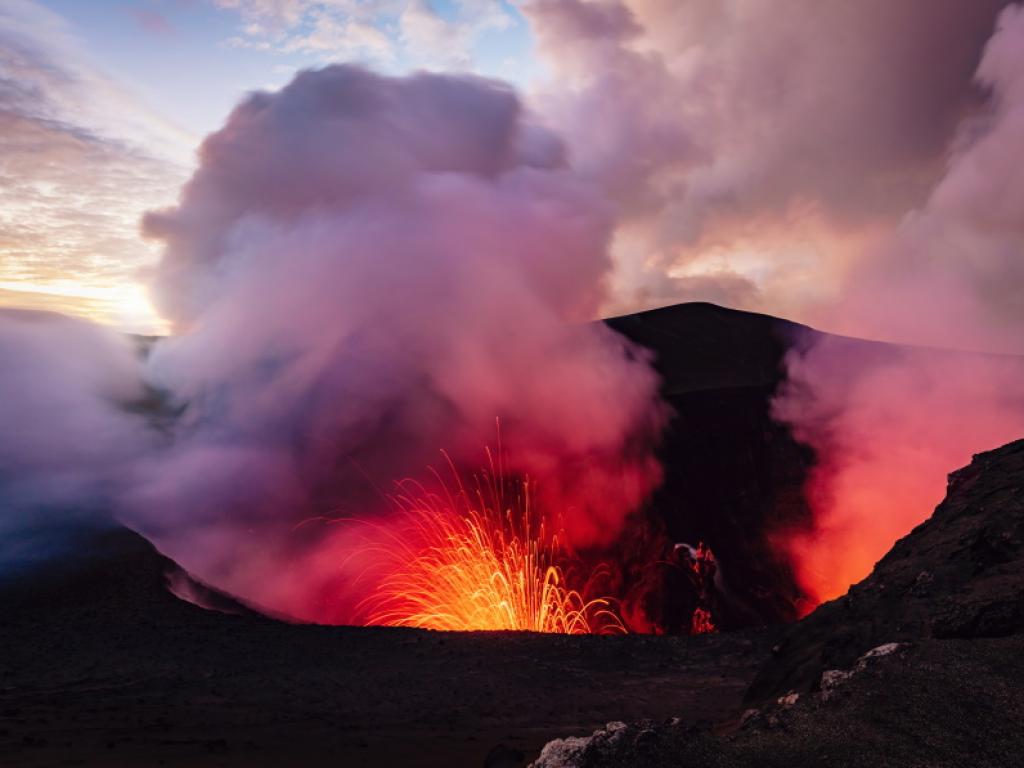 Вулканите, с техните огнени изригвания и разтопена лава, може да
