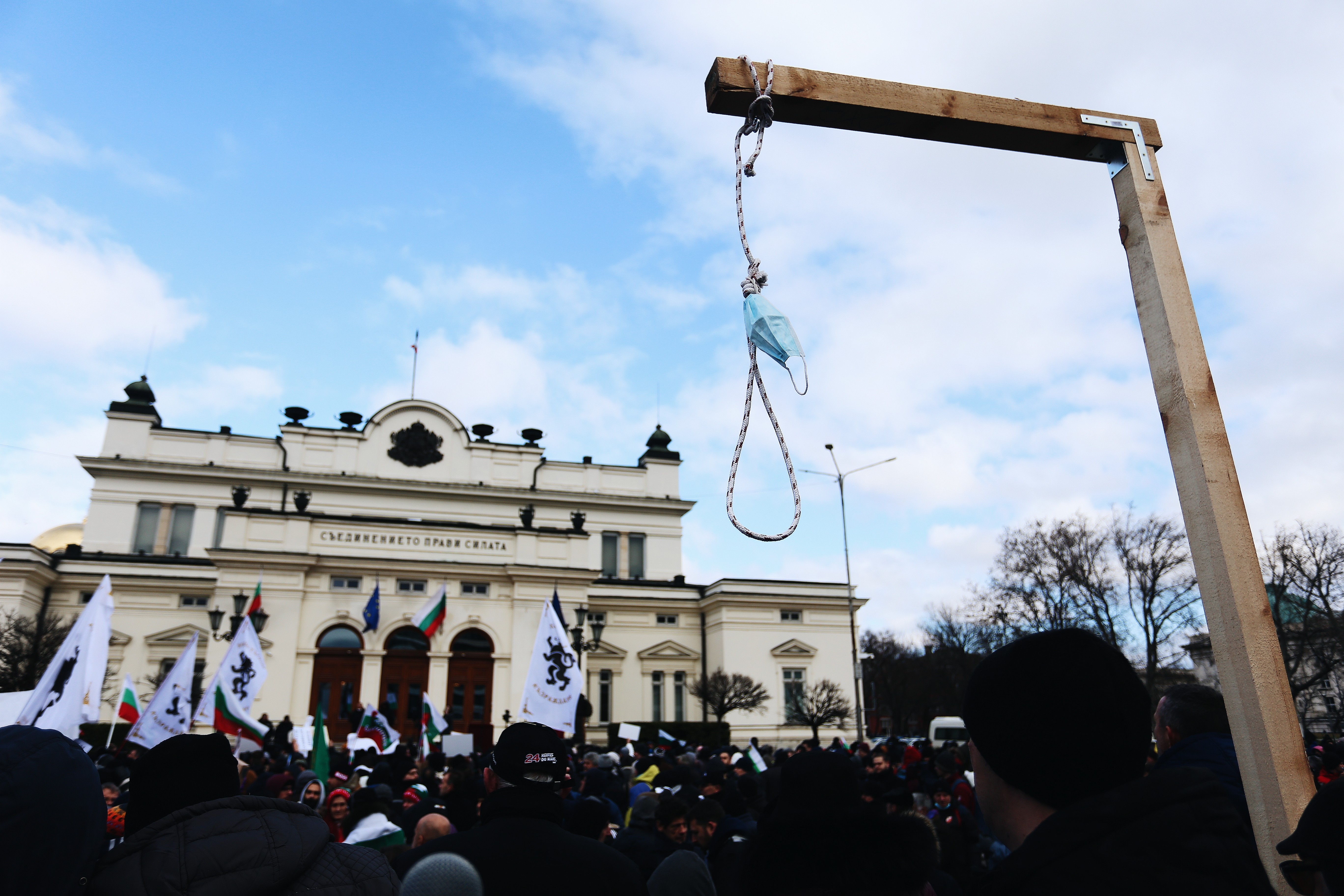 <p>За кратко ескалира напрежението на протеста срещу зеления сертификат пред парламента. След това протестът премина в шествие до Министерство на здравеопазването, където министър Асена Сербезова се срещна с част от демонстрантите</p>