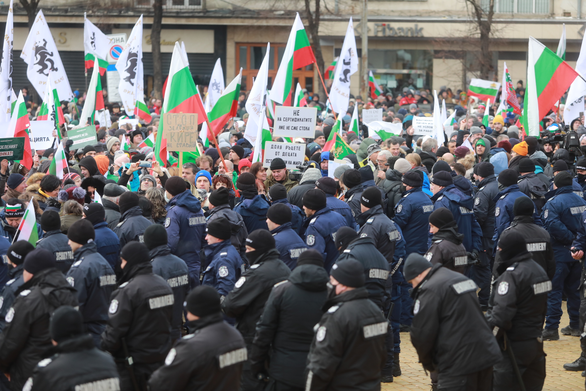 <p>За кратко ескалира напрежението на протеста срещу зеления сертификат пред парламента. След това протестът премина в шествие до Министерство на здравеопазването, където министър Асена Сербезова се срещна с част от демонстрантите</p>