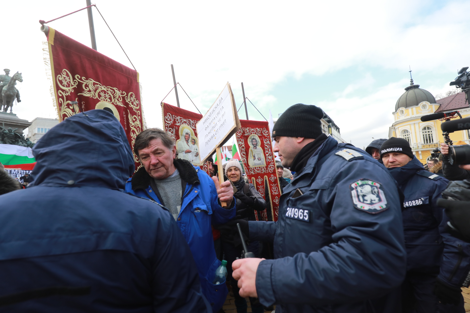 <p>За кратко ескалира напрежението на протеста срещу зеления сертификат пред парламента. След това протестът премина в шествие до Министерство на здравеопазването, където министър Асена Сербезова се срещна с част от демонстрантите</p>