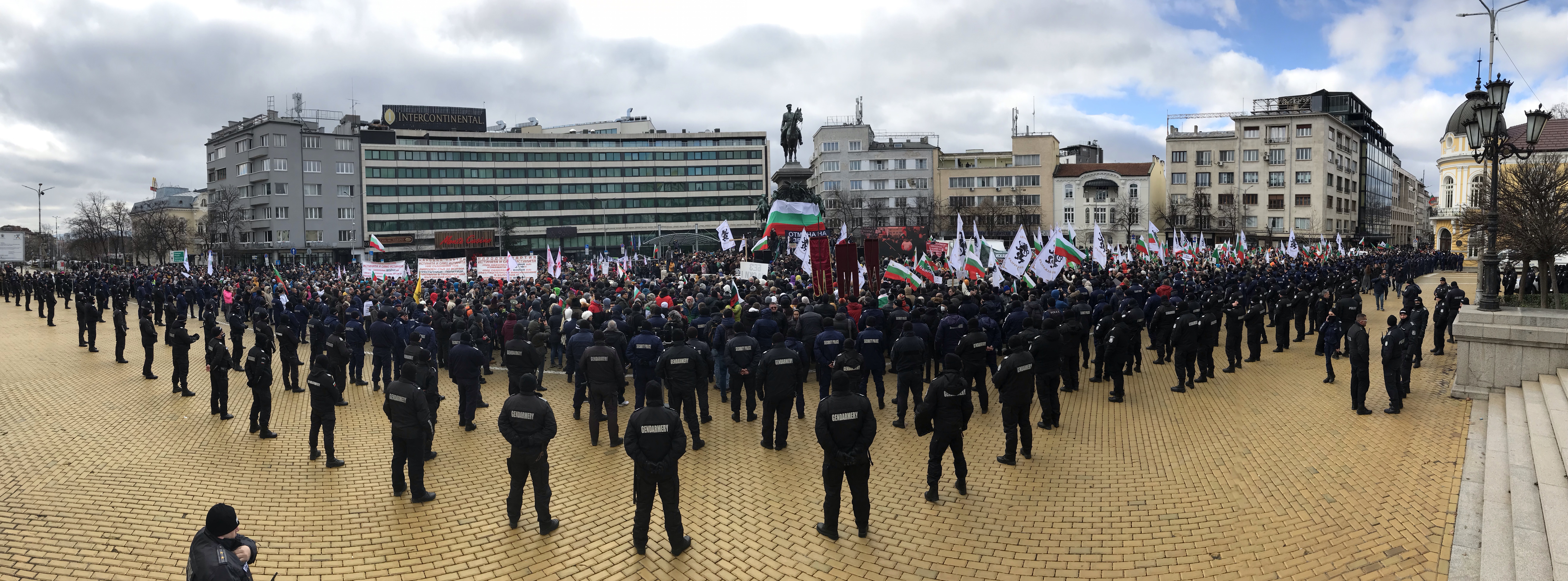 <p>За кратко ескалира напрежението на протеста срещу зеления сертификат пред парламента. След това протестът премина в шествие до Министерство на здравеопазването, където министър Асена Сербезова се срещна с част от демонстрантите</p>