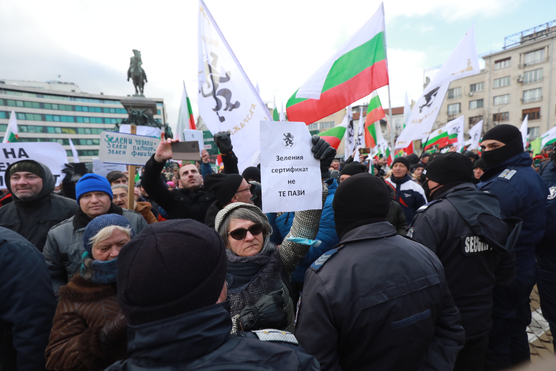 <p>За кратко ескалира напрежението на протеста срещу зеления сертификат пред парламента. След това протестът премина в шествие до Министерство на здравеопазването, където министър Асена Сербезова се срещна с част от демонстрантите</p>