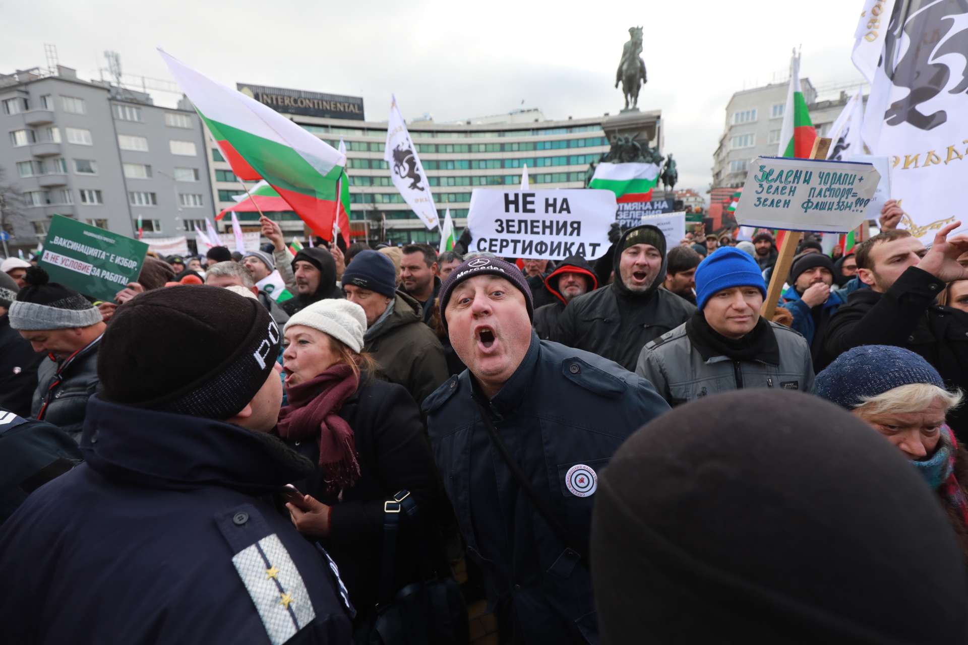 <p>За кратко ескалира напрежението на протеста срещу зеления сертификат пред парламента. След това протестът премина в шествие до Министерство на здравеопазването, където министър Асена Сербезова се срещна с част от демонстрантите</p>