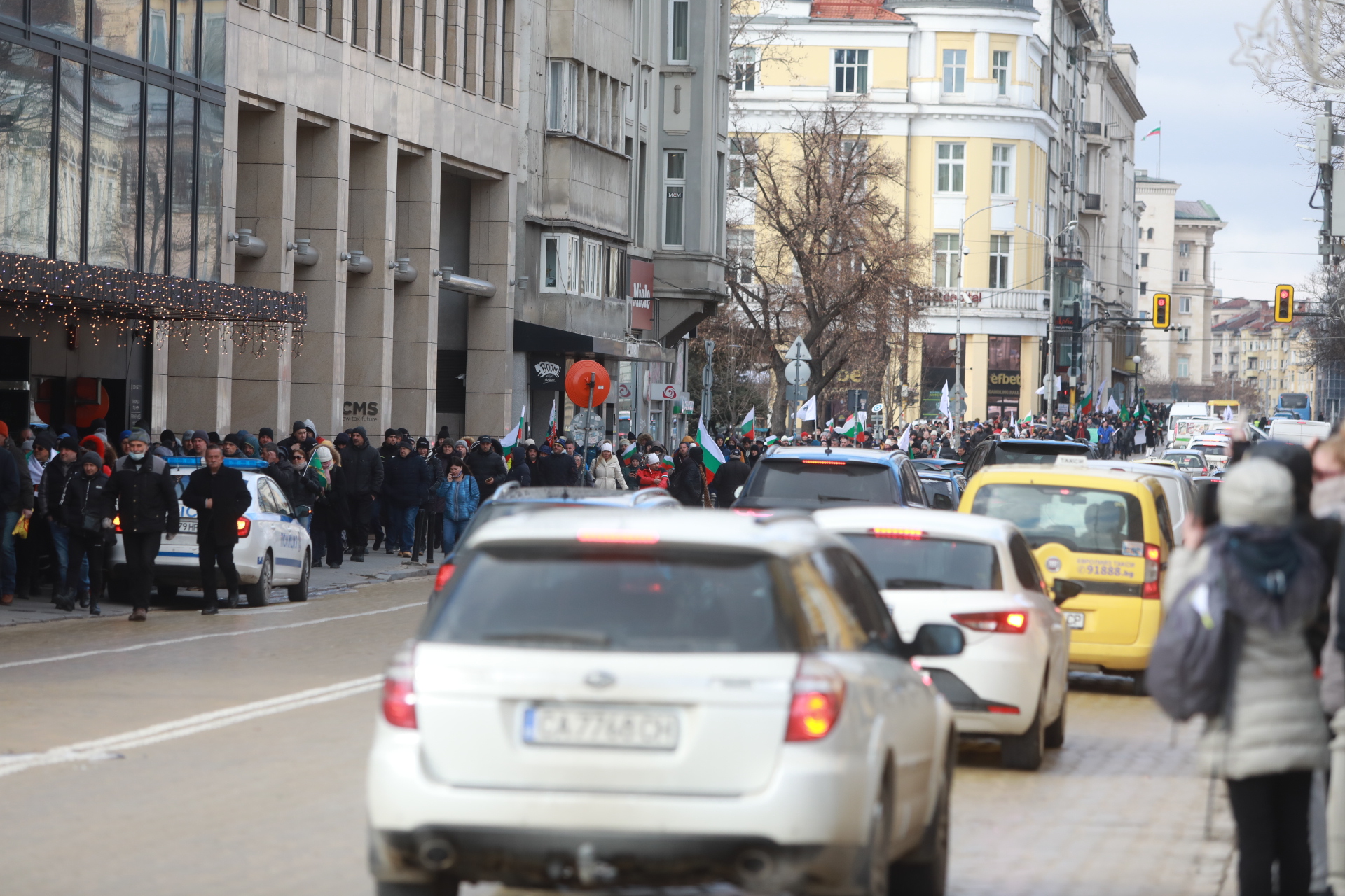 <p>За кратко ескалира напрежението на протеста срещу зеления сертификат пред парламента. След това протестът премина в шествие до Министерство на здравеопазването, където министър Асена Сербезова се срещна с част от демонстрантите</p>