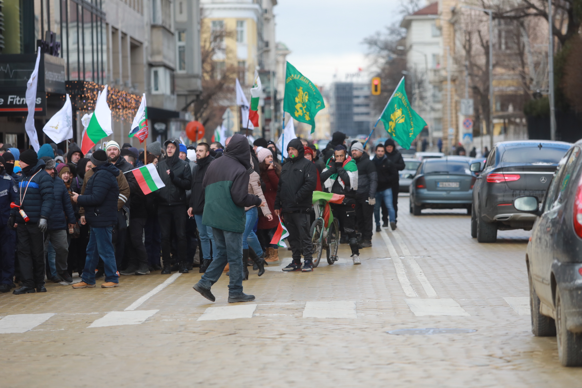 <p>За кратко ескалира напрежението на протеста срещу зеления сертификат пред парламента. След това протестът премина в шествие до Министерство на здравеопазването, където министър Асена Сербезова се срещна с част от демонстрантите</p>