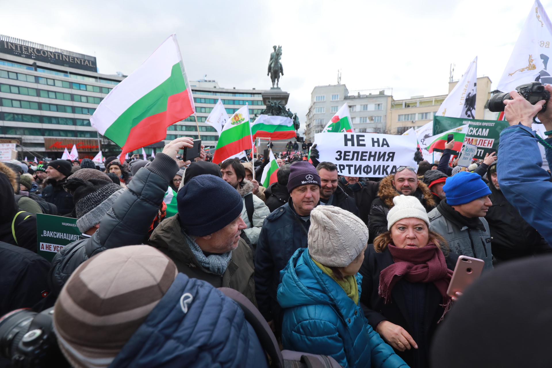 <p>За кратко ескалира напрежението на протеста срещу зеления сертификат пред парламента. След това протестът премина в шествие до Министерство на здравеопазването, където министър Асена Сербезова се срещна с част от демонстрантите</p>