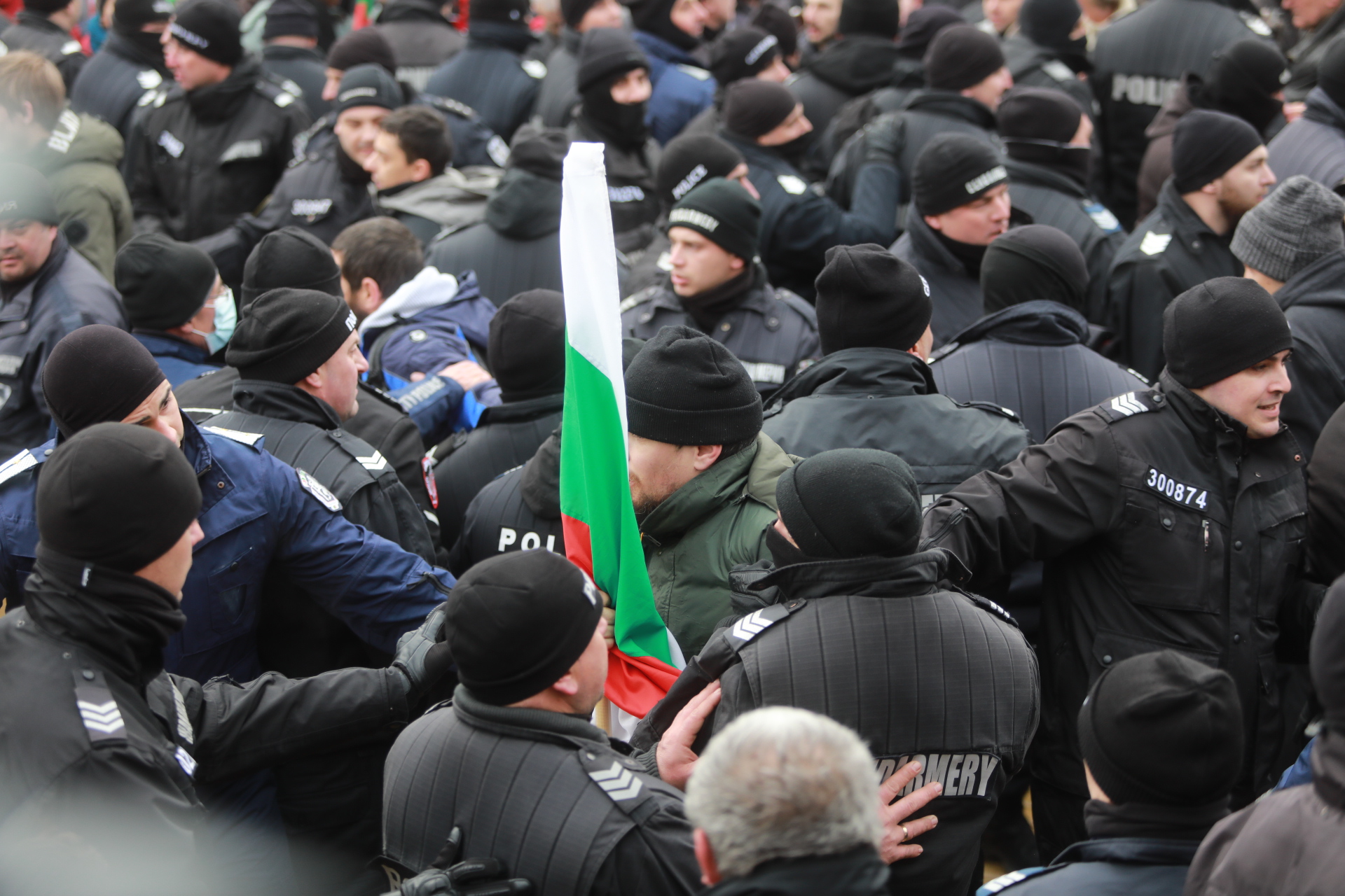 <p>За кратко ескалира напрежението на протеста срещу зеления сертификат пред парламента. След това протестът премина в шествие до Министерство на здравеопазването, където министър Асена Сербезова се срещна с част от демонстрантите</p>