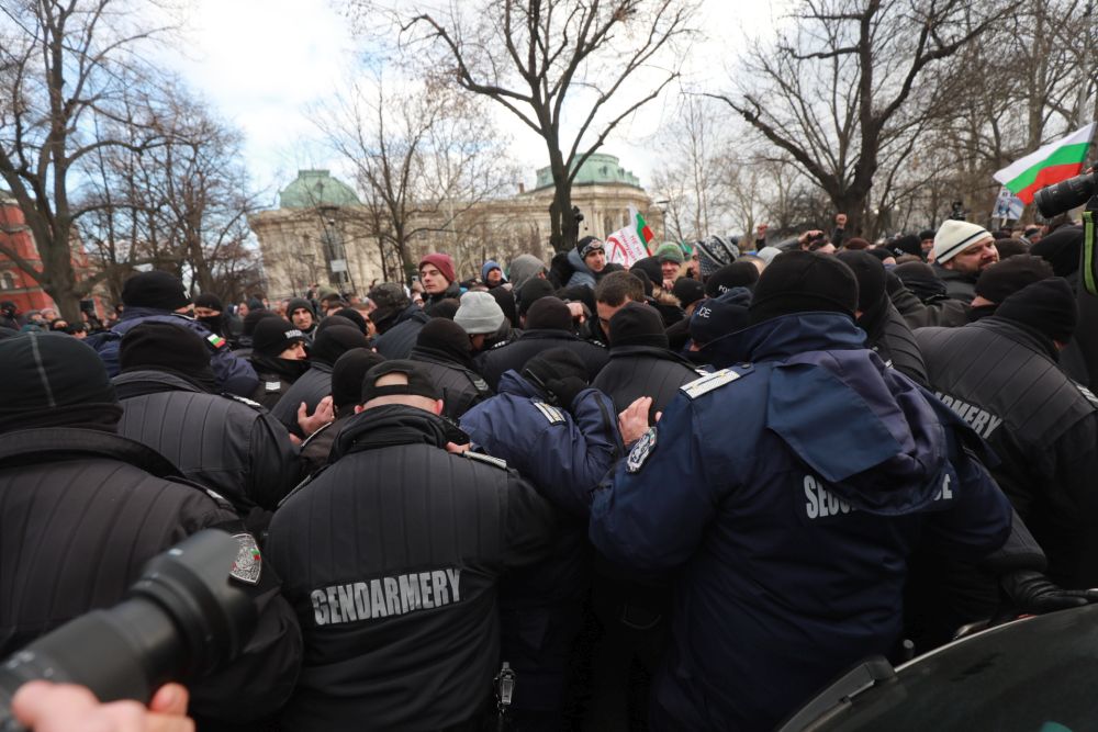 <p>За кратко ескалира напрежението на протеста срещу зеления сертификат пред парламента. След това протестът премина в шествие до Министерство на здравеопазването, където министър Асена Сербезова се срещна с част от демонстрантите</p>