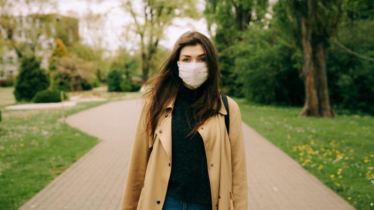 жена пандемия маска коронавирус