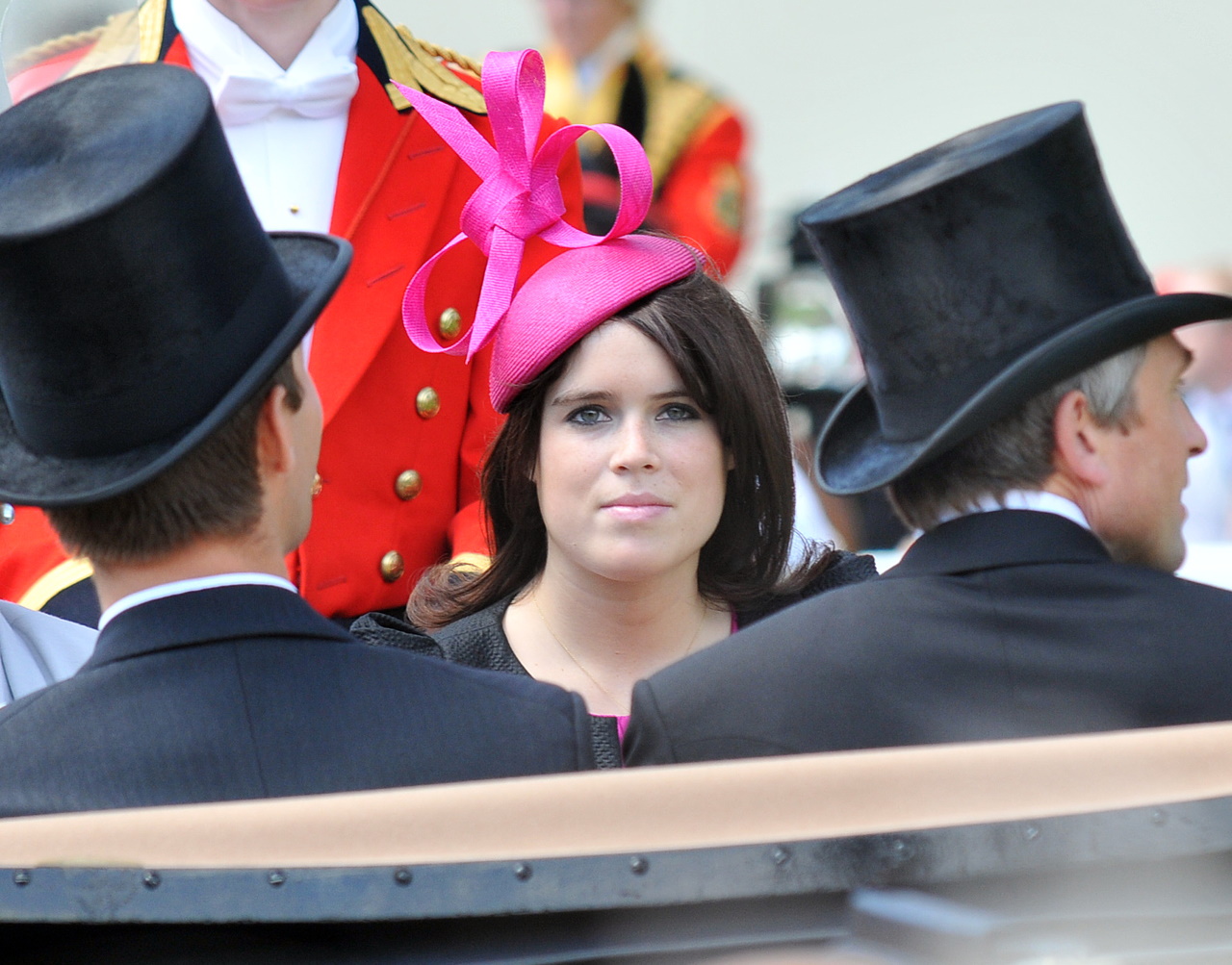 <p><strong>Принцеса Юджини</strong></p>

<p>От 1711 г. конните състезания Royal Ascot са определяни като едно от най-ексклузивните годишни събития в календара на британското общество. През 2010 г. принцеса Юджини прикова погледите с тази ярко розова шапка във формата на голяма панделка.</p>