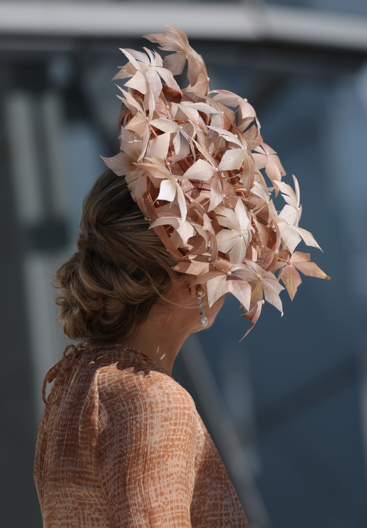 <p><strong>Кралицата на Нидерландия Максима</strong></p>

<p>Нидерландската кралица Максима впечатли с шармантна шапка по време на Royal Ascot във Великобритания през 2019 г. Творението е бледо розова шапка с листа и малки перли за акцент.</p>