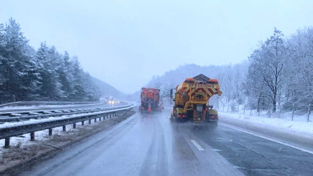 Над 310 снегопочистващи машини обработват пътните настилки в районите със снеговалеж