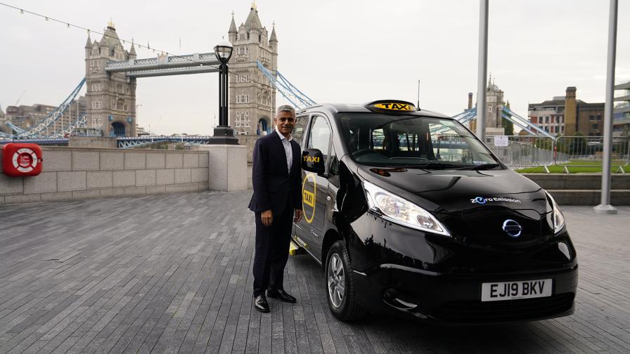 Садик Кан с първото електрическо такси от Nissan в Лондон (2019 г.).