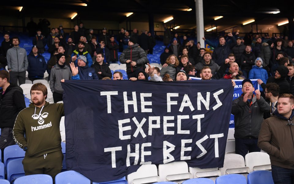 Привърженик на Евертън е бил арестуван заради хвърлена бутилка към