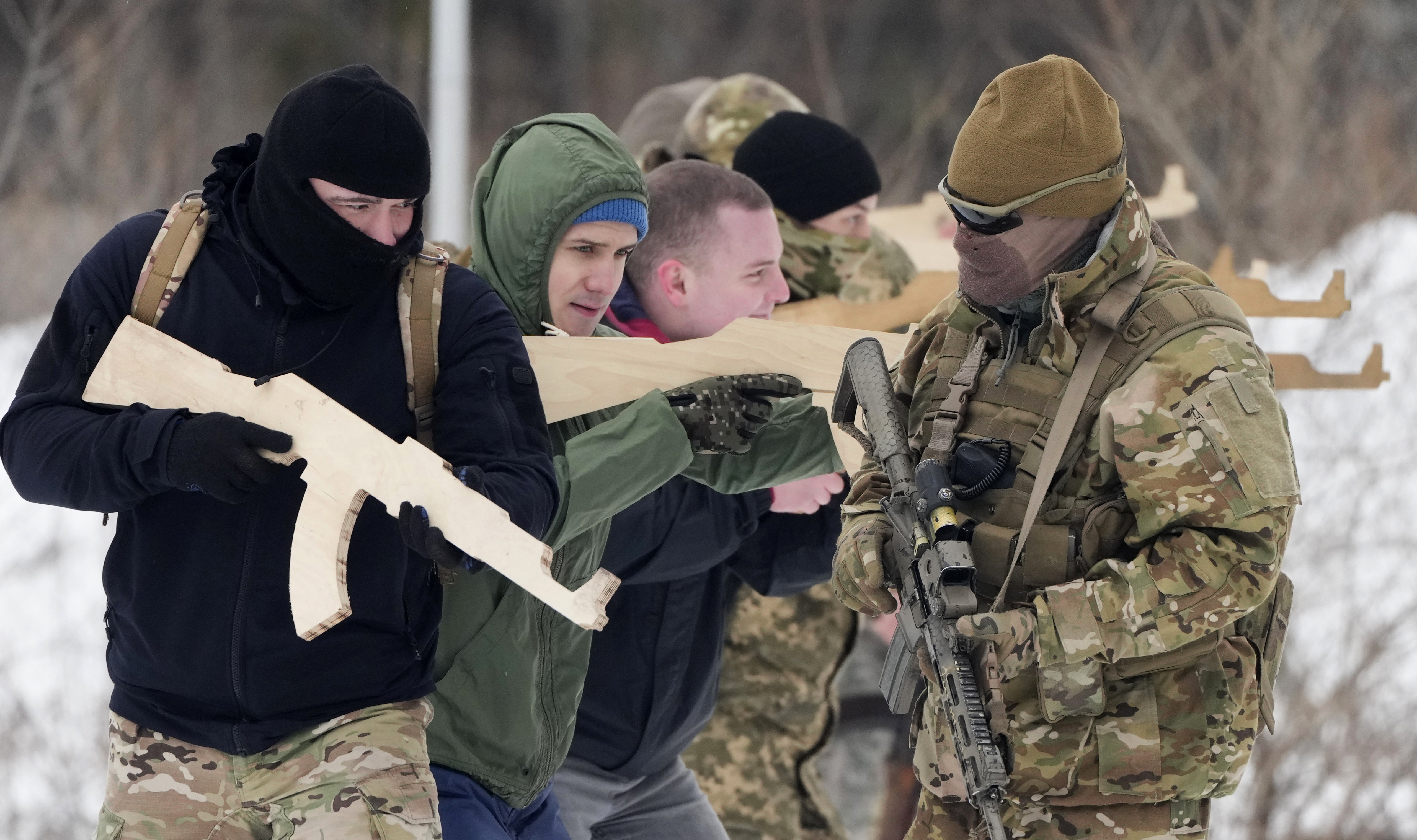 <p>Близо 300 души се събраха в Киев за военно обучение на територията на изоставен завод.</p>