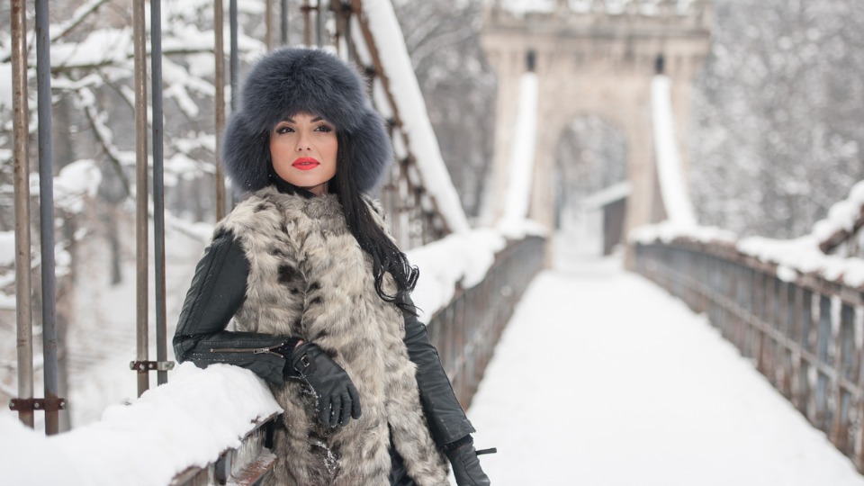 жена мода зима елек сняг