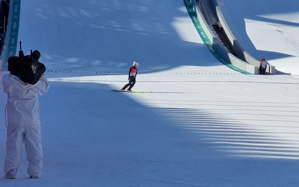 Владимир Зографски преодоля квалификацията по ски-скокове на малката шанца в