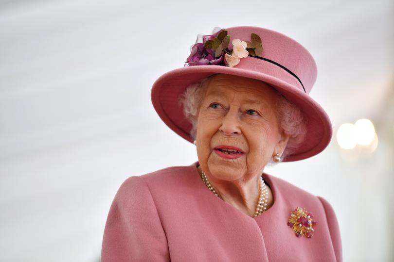<p><strong><span style="color:#ffa07a;">Розово</span></strong></p>

<p><em>Снимка: Кралицата и херцогът на Кеймбридж посещават Dstl Porton Down</em></p>