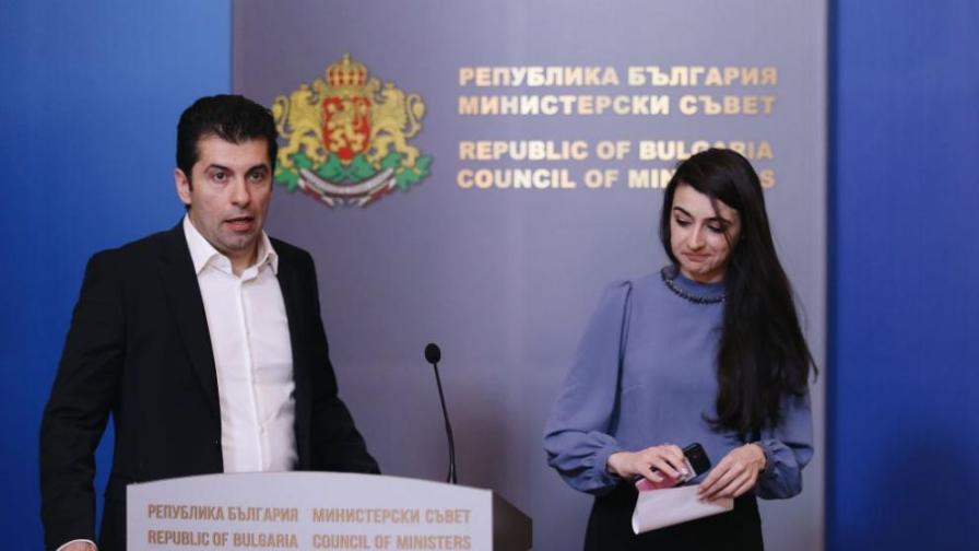 <p>Кирил Петков и Лена Бориславова на разпит в прокуратурата</p>